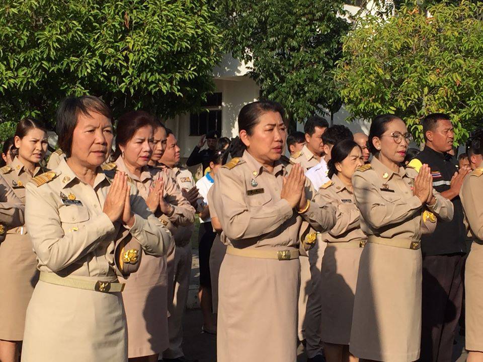พช.หนองคาย ร่วมเข้าแถวเคารพธงชาติไทย ไหว้พระสวดมนต์ กล่าวคำปฏิญาณ และทบทวนค่านิยมของจังหวัด เพื่อแสดงออกถึงความจงรักภักดีต่อสถาบันหลักของชาติและความสามัคคี