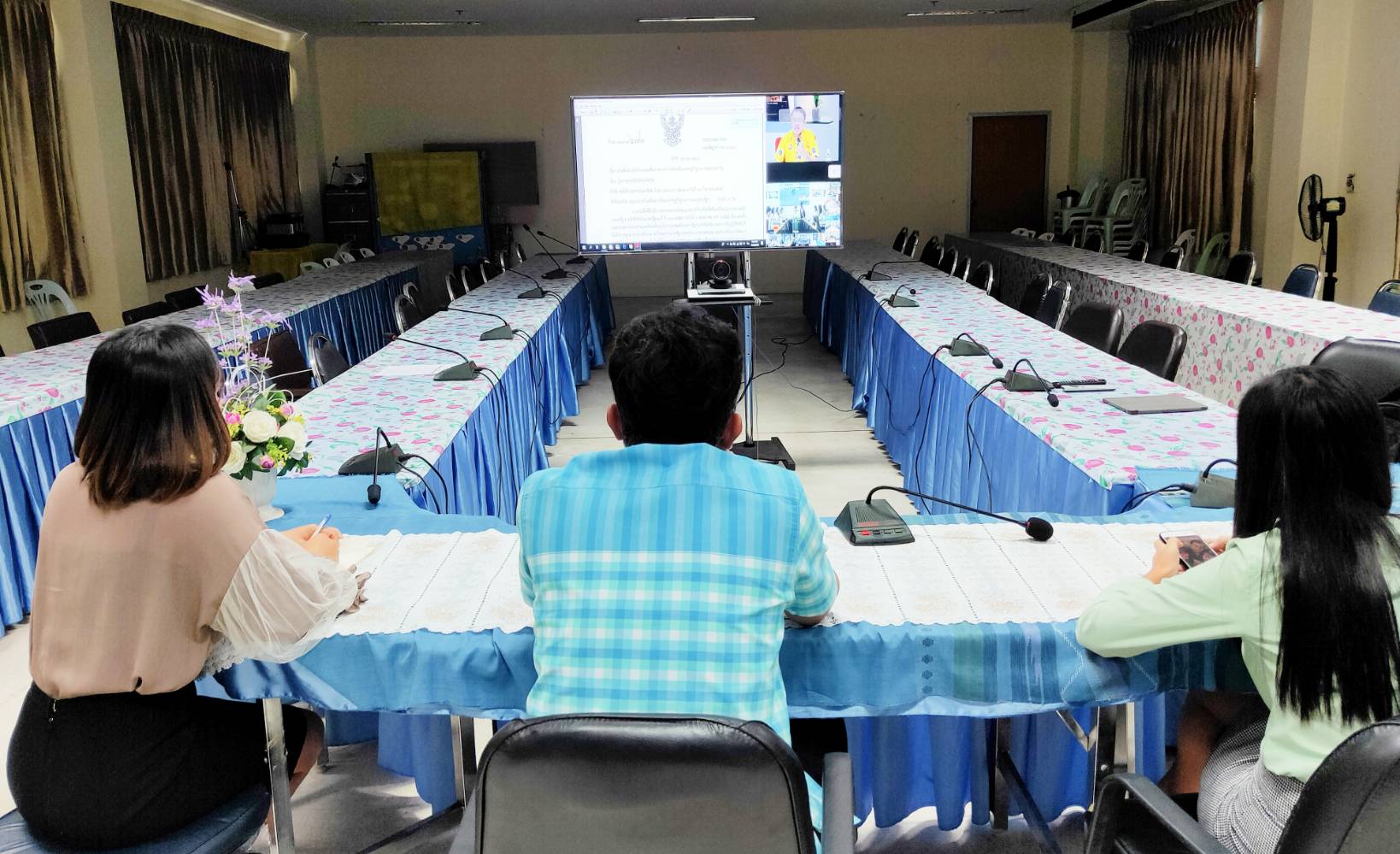 พช.หนองคาย ร่วมประชุมการขับเคลื่อนการพัฒนาเศรษฐกิจฐานรากและประชารัฐ ผ่านระบบ VDO. Conference