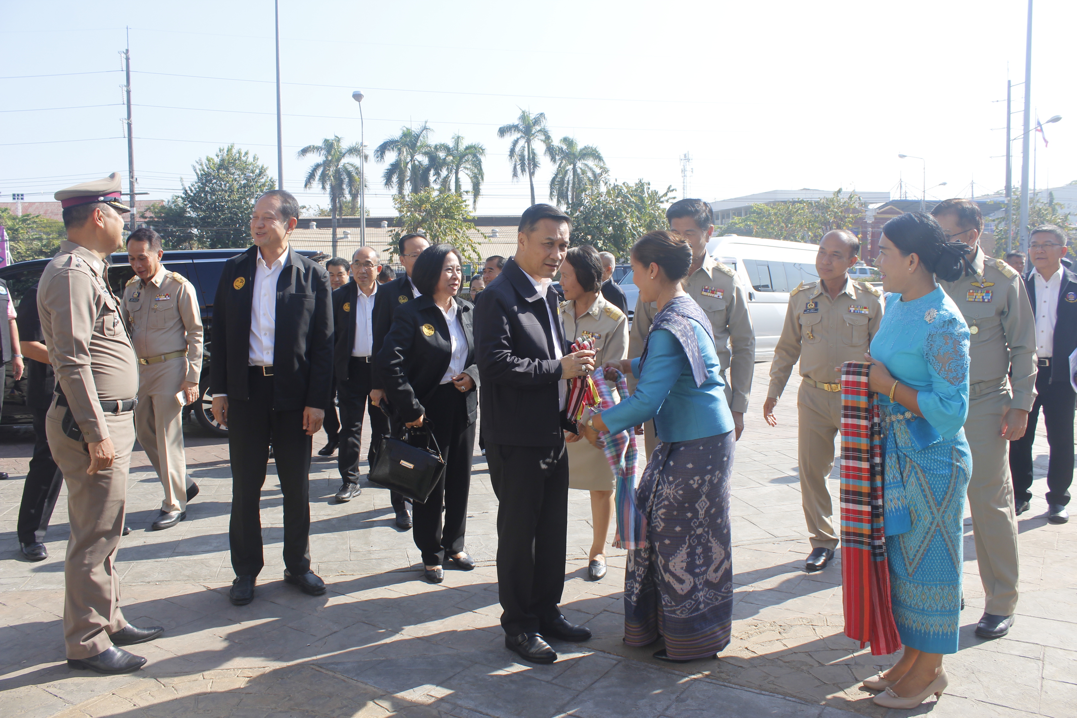 มท.3 ลงพื้นที่จังหวัดหนองคาย เยี่ยมชมศูนย์ OTOP หนองคาย