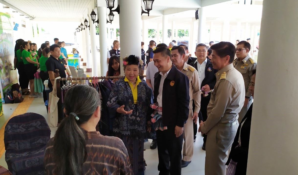 มท.3 ลงพื้นที่จังหวัดหนองคาย เยี่ยมชมศูนย์ OTOP หนองคาย