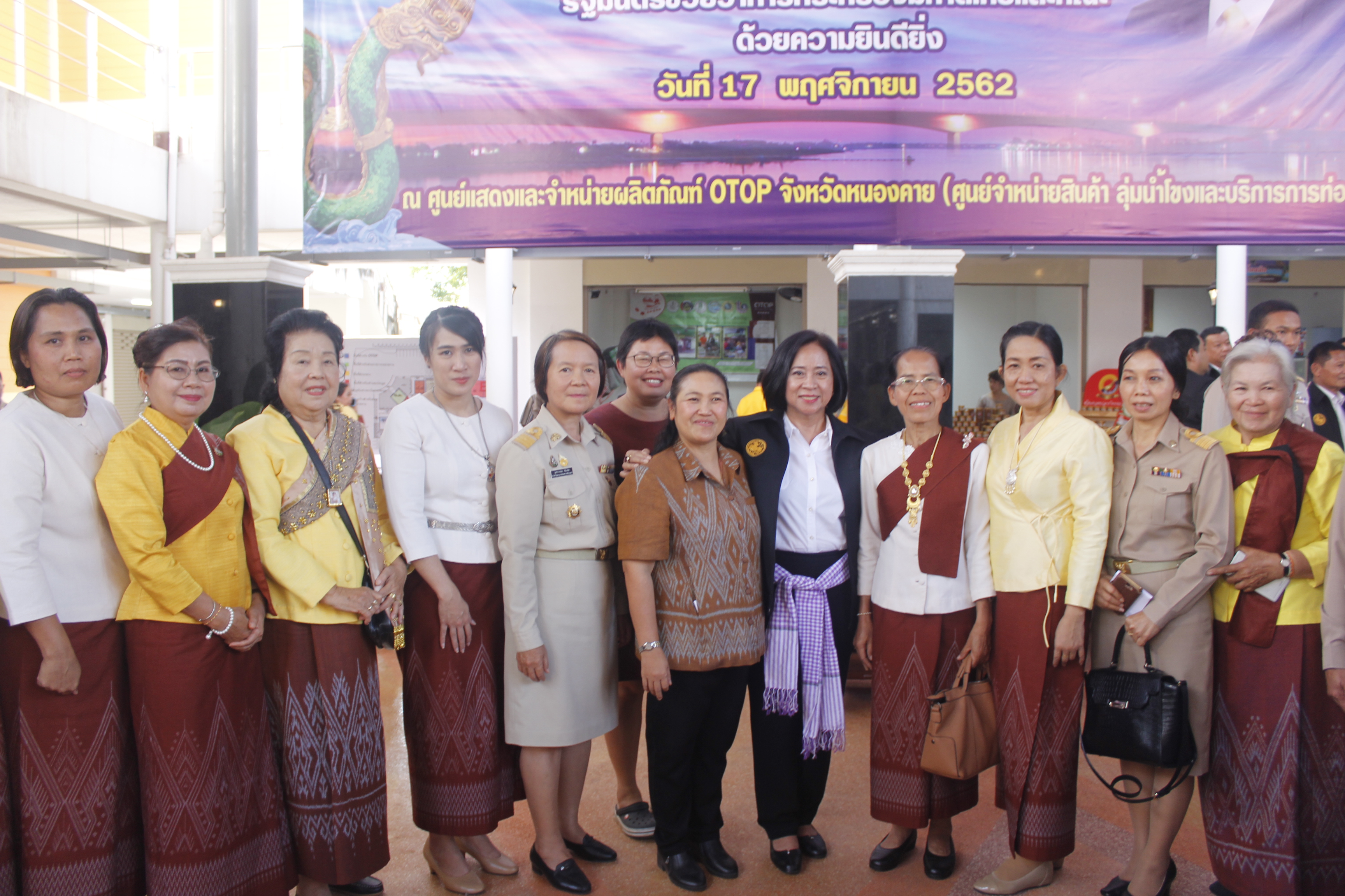 มท.3 ลงพื้นที่จังหวัดหนองคาย เยี่ยมชมศูนย์ OTOP หนองคาย