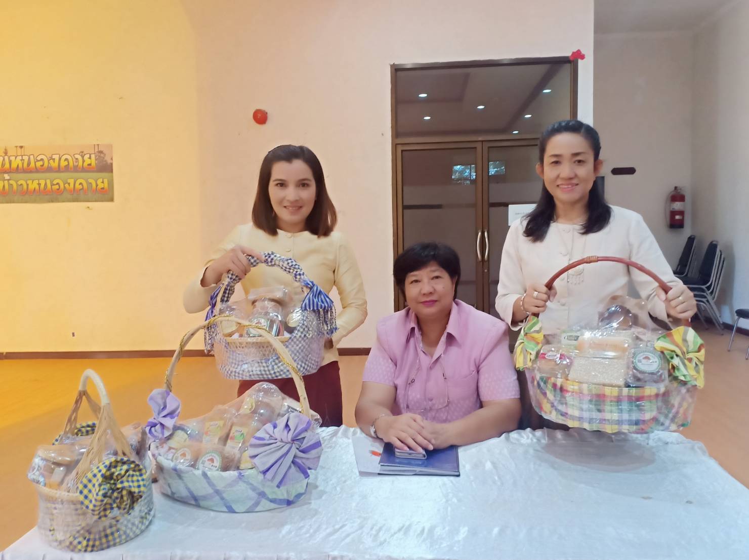 พช.หนองคาย เชิญชวนมอบกระเช้าปีใหม่ จากผลิตภัณฑ์ชุมชน