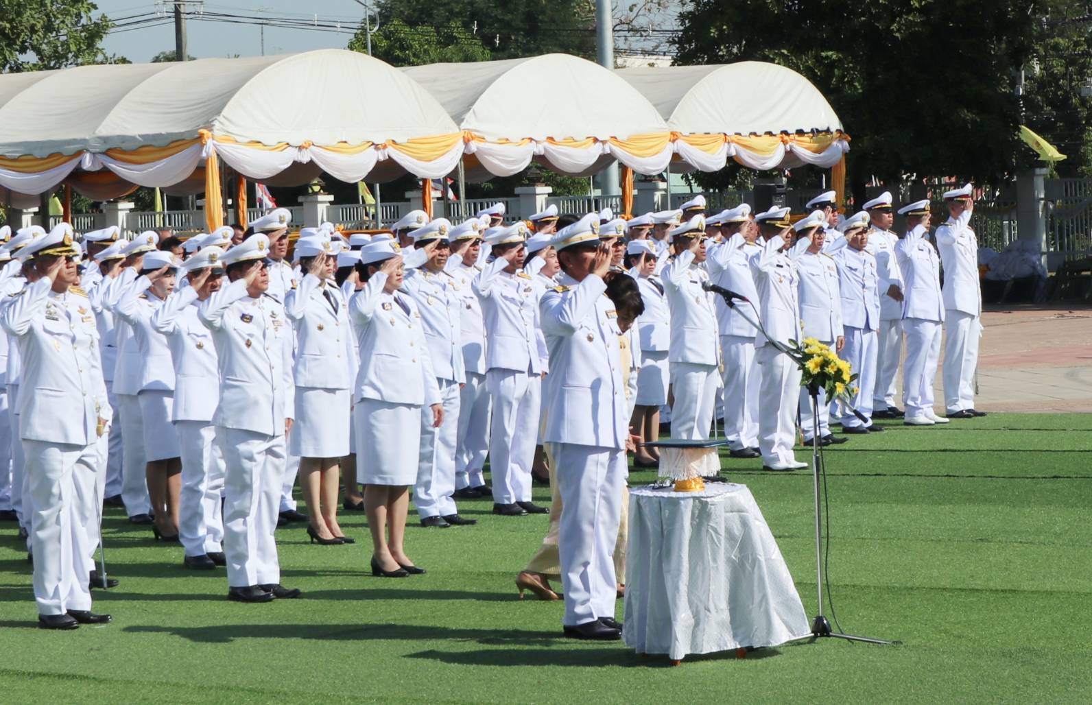 พช.หนองคาย ร่ร่วมพิธีถวายพานพุ่มราชสักการะ ถวายราชชัดสดุดีและถวายบังคม เนื่องในวันพ่อแห่งชาติ