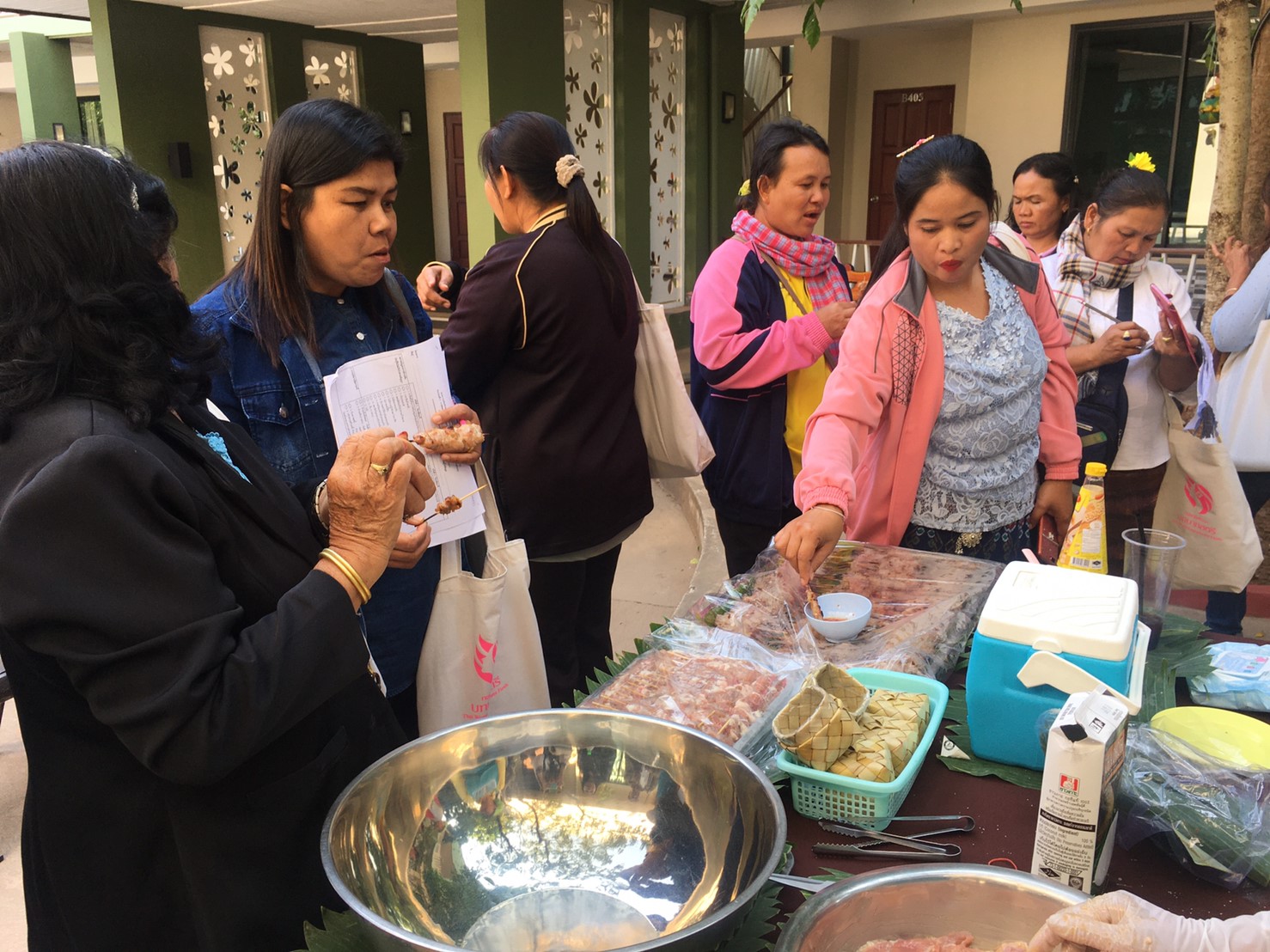 พช.หนองคาย โครงการส่งเสริมทักษะอาชีพสตรี เพื่อการบริหารจัดการหนี้ กิจกรรมที่ 1 ประชุมเสริมทักษะอาชีพสตรีเพื่อการบริหารจัดการหนี้