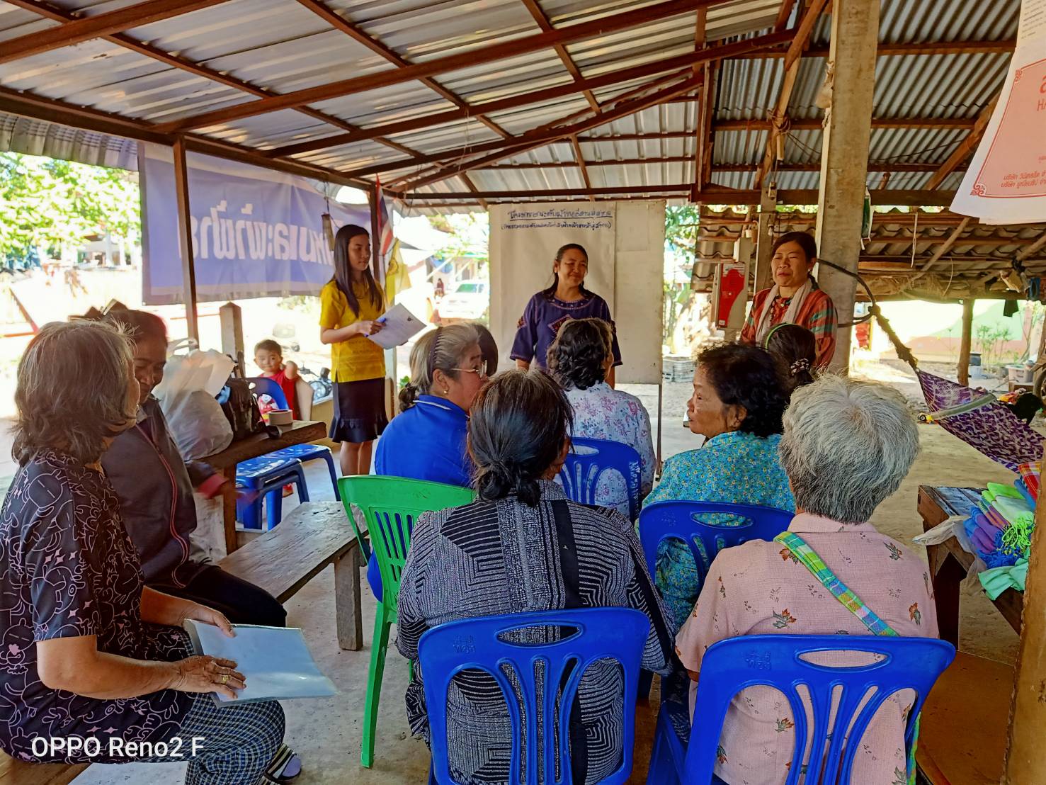 พช.หนองคาย ลงพื้นที่คัดเลือกกลุ่มทอผ้าฝ้าย ผ้าขาวม้า เข้าร่วมโครงการยกระดับผ้าทออีสานสู่สากล