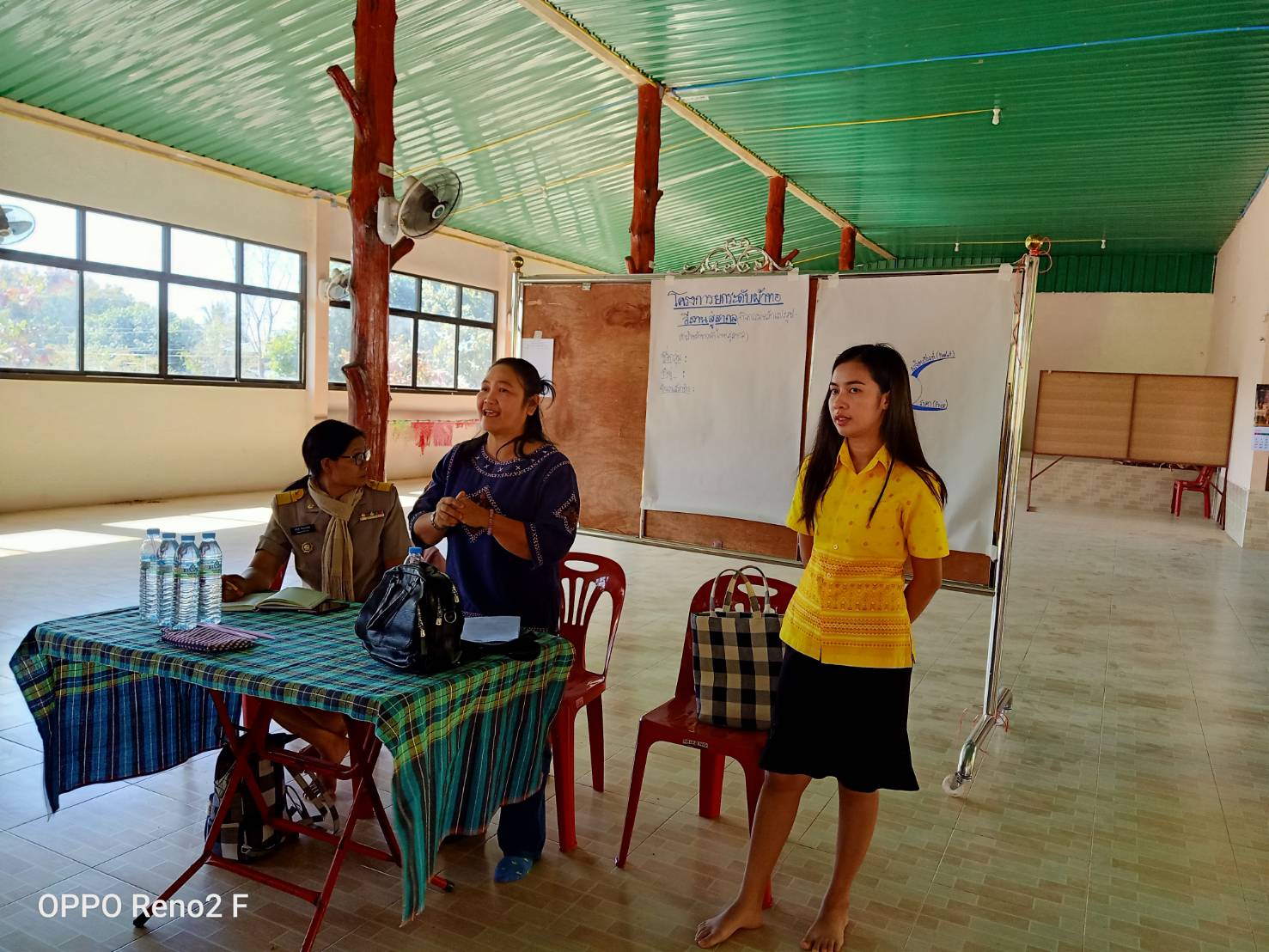 พช.หนองคาย ลงพื้นที่คัดเลือกกลุ่มทอผ้าฝ้าย ผ้าขาวม้า เข้าร่วมโครงการยกระดับผ้าทออีสานสู่สากล