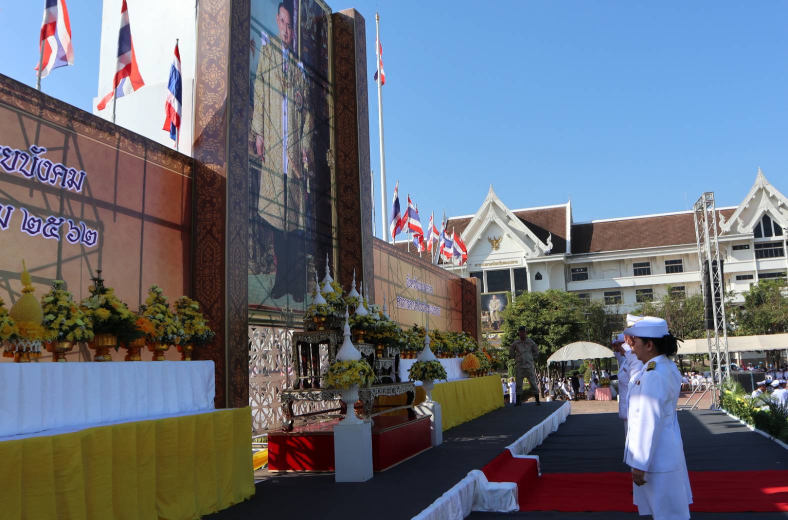 พช.หนองคาย ร่ร่วมพิธีถวายพานพุ่มราชสักการะ ถวายราชชัดสดุดีและถวายบังคม เนื่องในวันพ่อแห่งชาติ