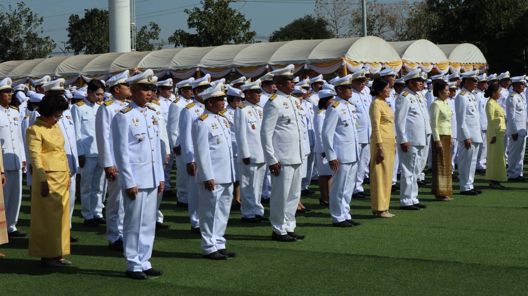 พช.หนองคาย ร่ร่วมพิธีถวายพานพุ่มราชสักการะ ถวายราชชัดสดุดีและถวายบังคม เนื่องในวันพ่อแห่งชาติ