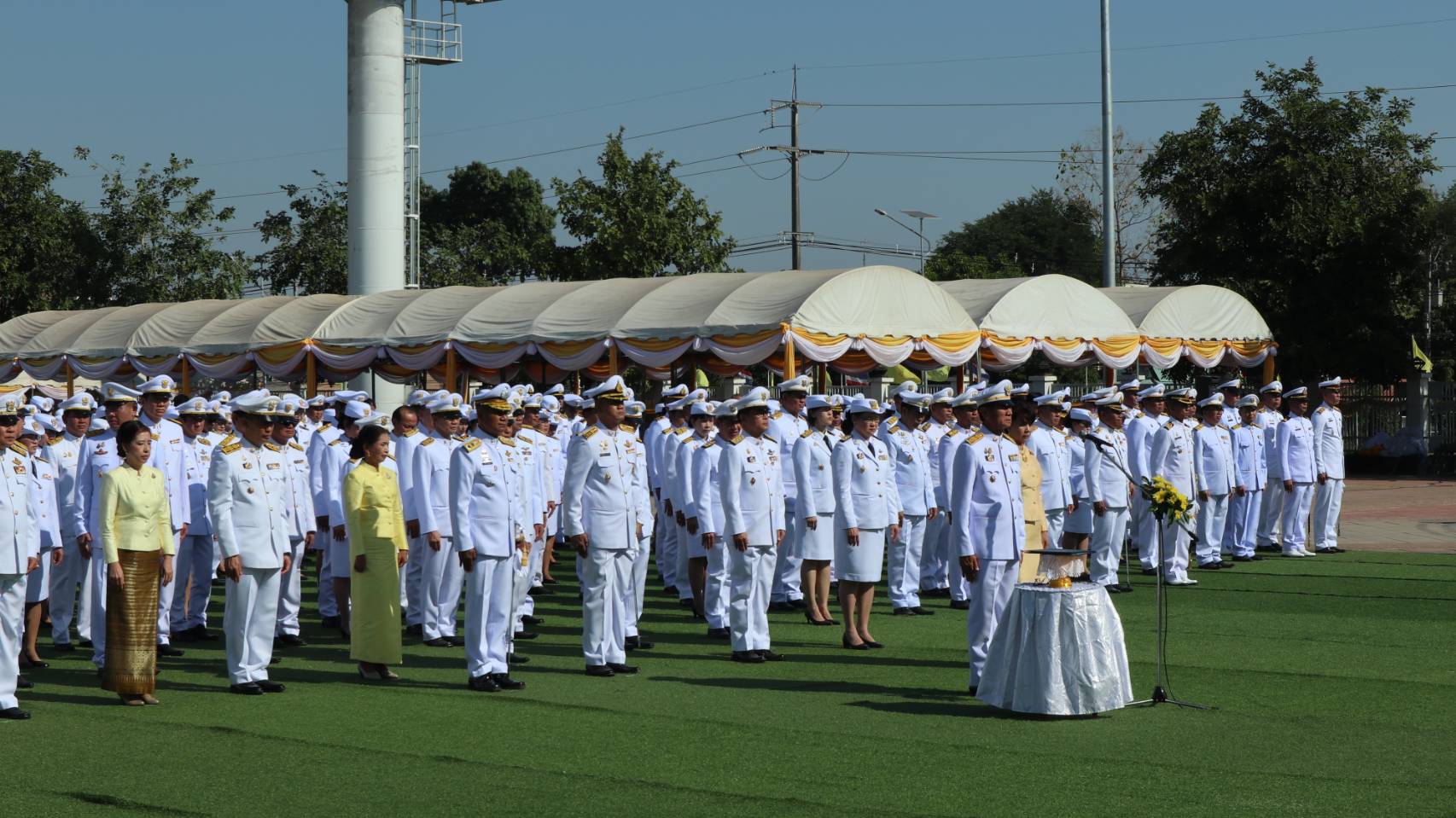 พช.หนองคาย ร่ร่วมพิธีถวายพานพุ่มราชสักการะ ถวายราชชัดสดุดีและถวายบังคม เนื่องในวันพ่อแห่งชาติ