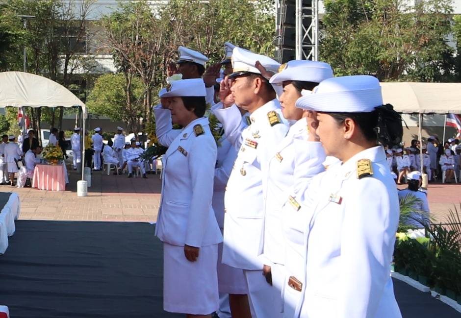 พช.หนองคาย ร่ร่วมพิธีถวายพานพุ่มราชสักการะ ถวายราชชัดสดุดีและถวายบังคม เนื่องในวันพ่อแห่งชาติ