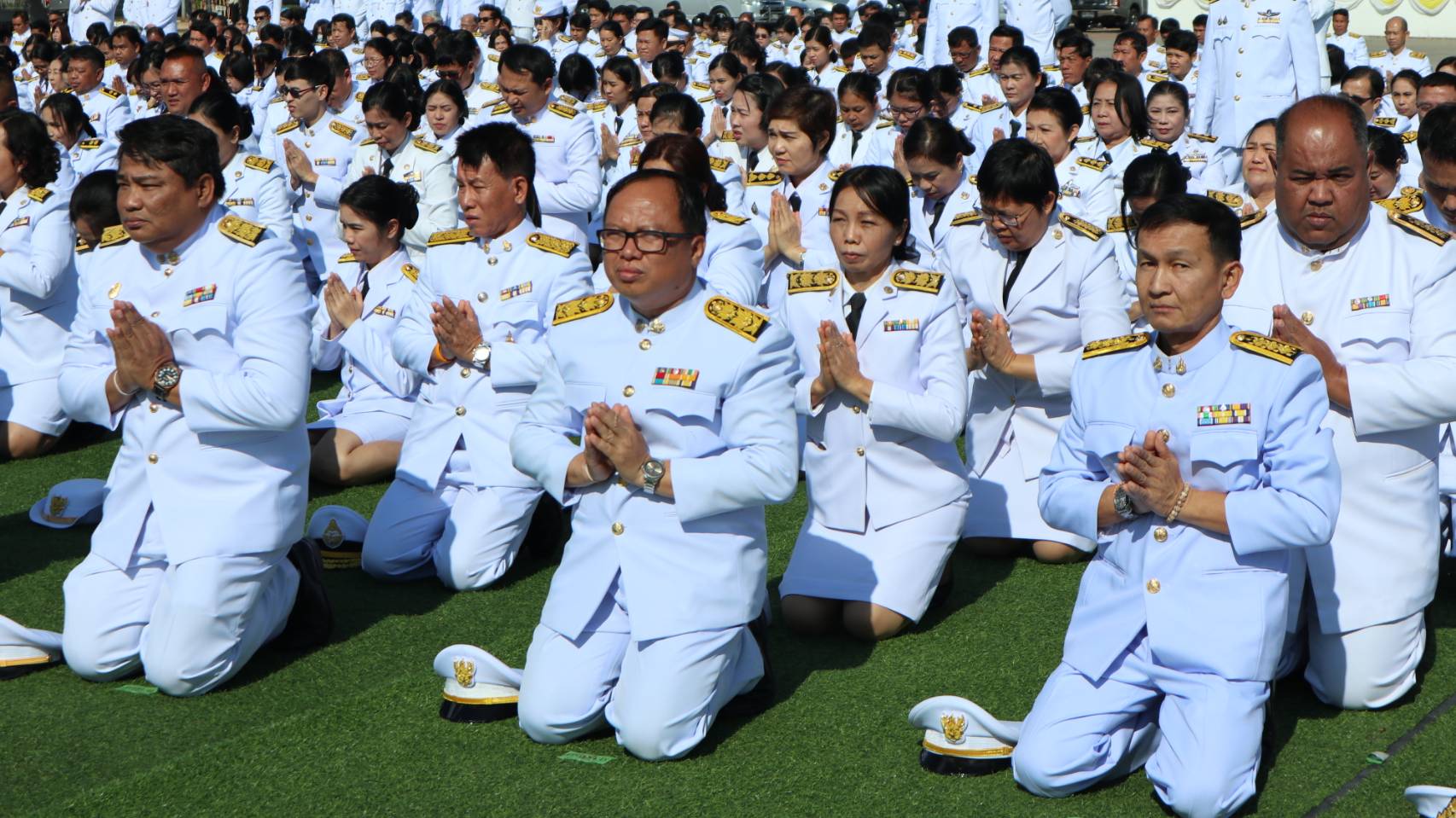 พช.หนองคาย ร่ร่วมพิธีถวายพานพุ่มราชสักการะ ถวายราชชัดสดุดีและถวายบังคม เนื่องในวันพ่อแห่งชาติ