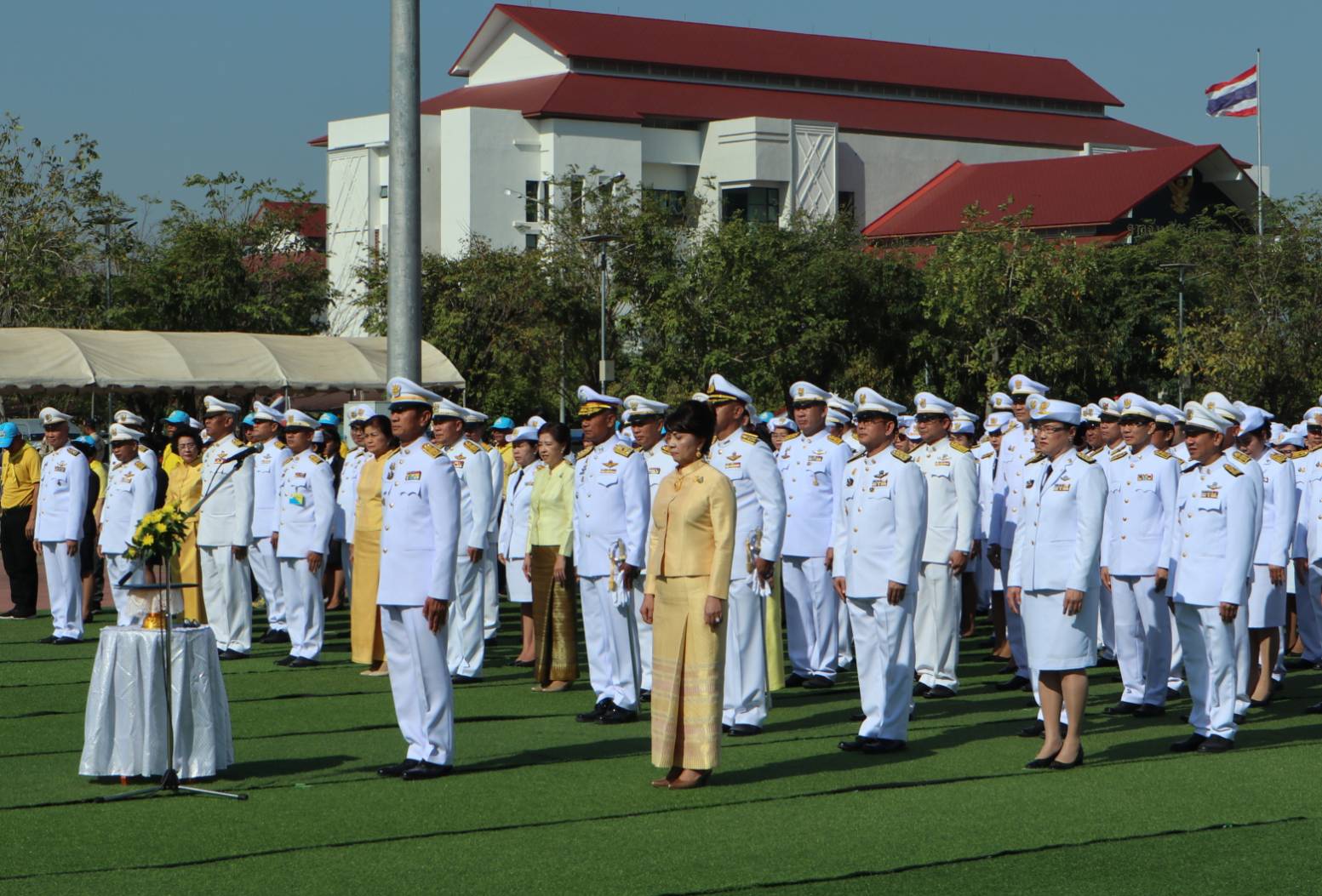 พช.หนองคาย ร่ร่วมพิธีถวายพานพุ่มราชสักการะ ถวายราชชัดสดุดีและถวายบังคม เนื่องในวันพ่อแห่งชาติ