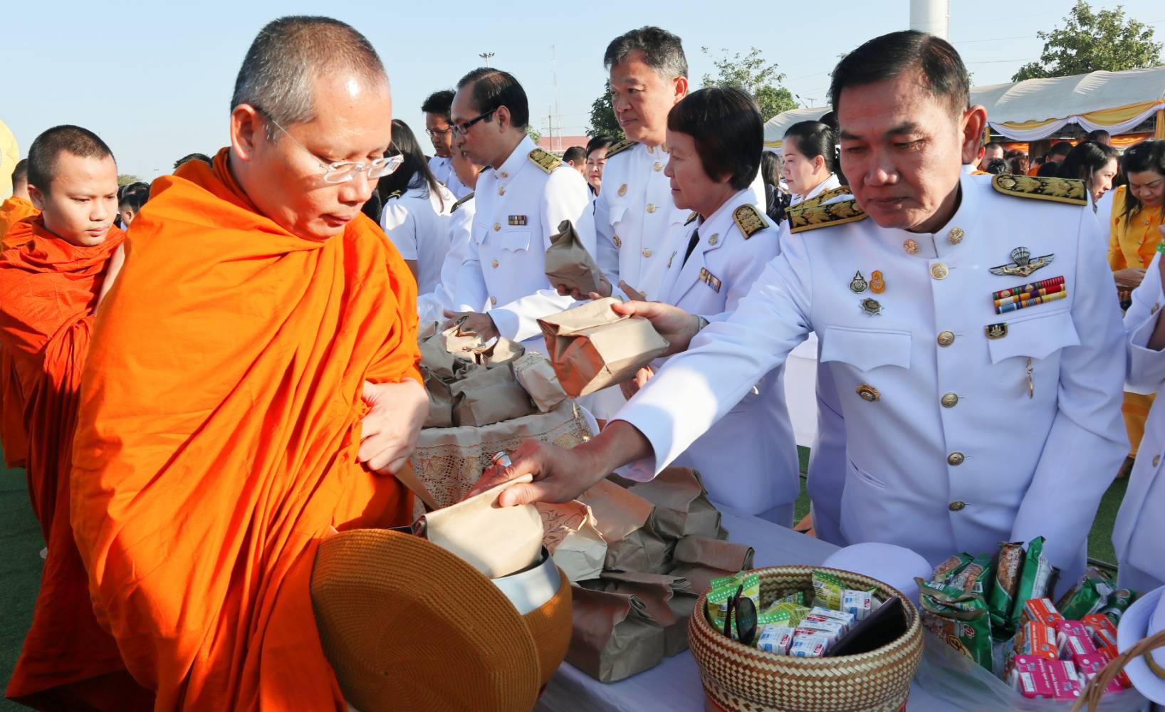 พช.หนองคาย ร่ร่วมพิธีทำบุญตักบาตรเนื่องในวันพ่อแห่งชาติ 5 ธันวาคม 2562