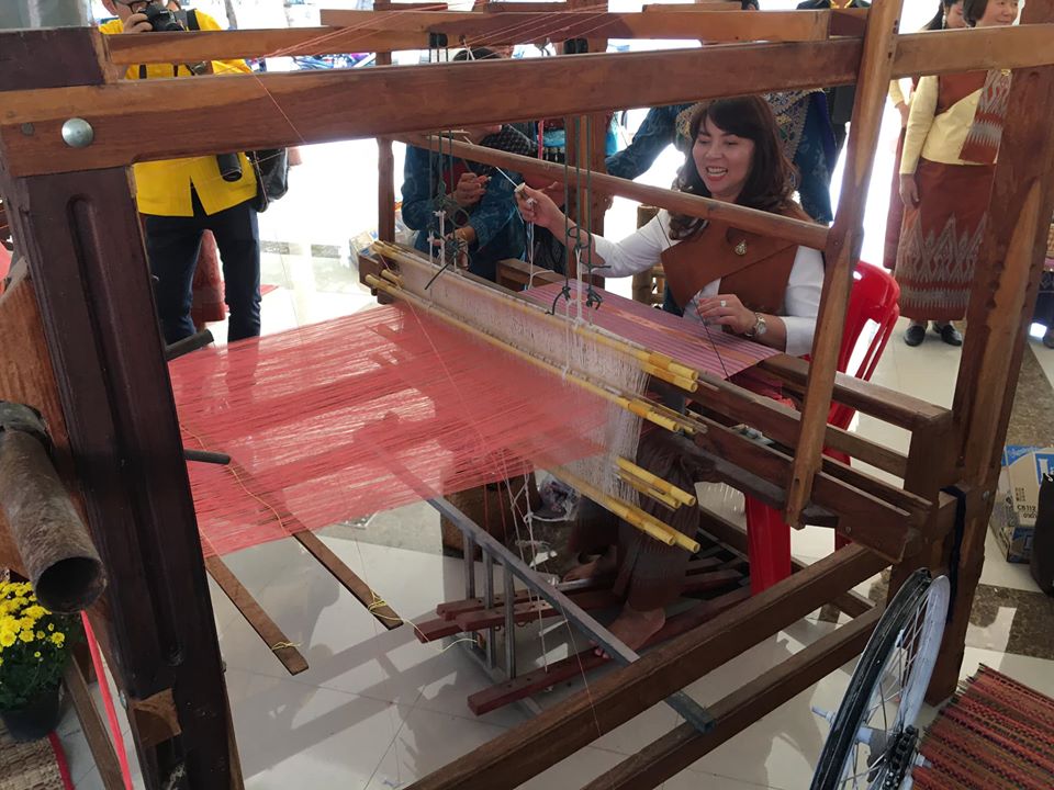 สำนักงานพัฒนาชุมชนจังหวัดหนองคาย ได้จัดโครงการสืบสานอนุรักษ์ศิลป์ผ้าถิ่นไทย ดำรงไว้ในแผ่นดิน