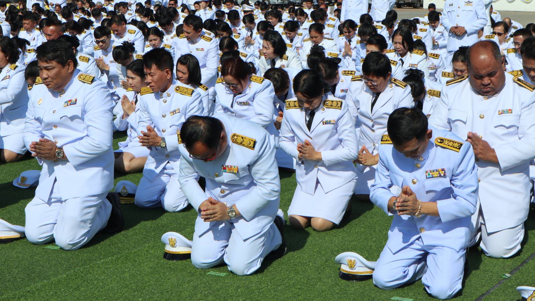 พช.หนองคาย ร่ร่วมพิธีถวายพานพุ่มราชสักการะ ถวายราชชัดสดุดีและถวายบังคม เนื่องในวันพ่อแห่งชาติ