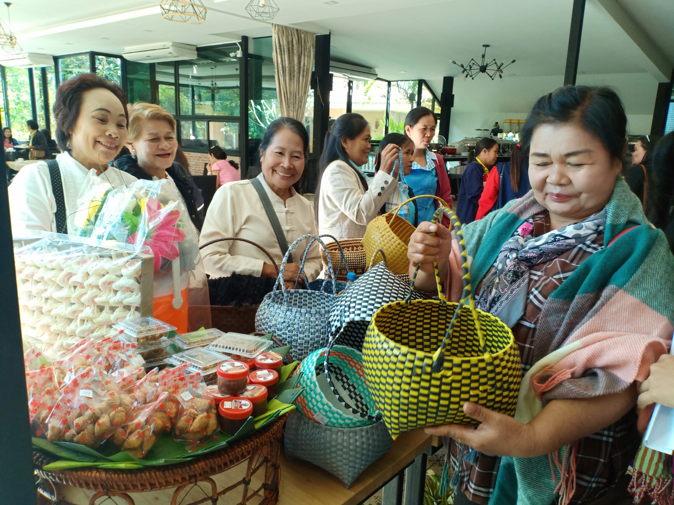พช.หนองคาย …. ประชุมเชิงปฏิบัติการพัฒนากลุ่มอาชีพสมาชิกกองทุนพัฒนาบทบาทสตรี