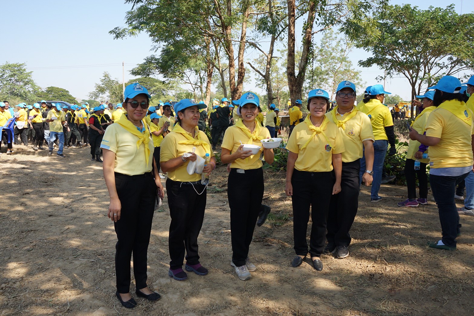 พช.หนองคาย ร่วม กิจกรรมจิตอาสาพัฒนา เนื่องในวันคล้ายวันพระบรมสมภพ พระบาทสมเด็จพระบรมชนกาธิเบศร มหาภูมิพลอดุลยเดชมหาราช บรมนาถบพิตร “กิจกรรมพัฒนาการภูมิทัศน์หนองไผ่เกี้ย”