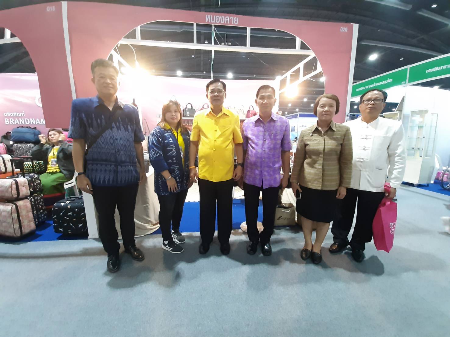 รองผู้ว่าฯ หนองคาย พร้อมผู้บริหาร พช.หนองคาย ร่วมพิธีเปิด OTOP City 2019