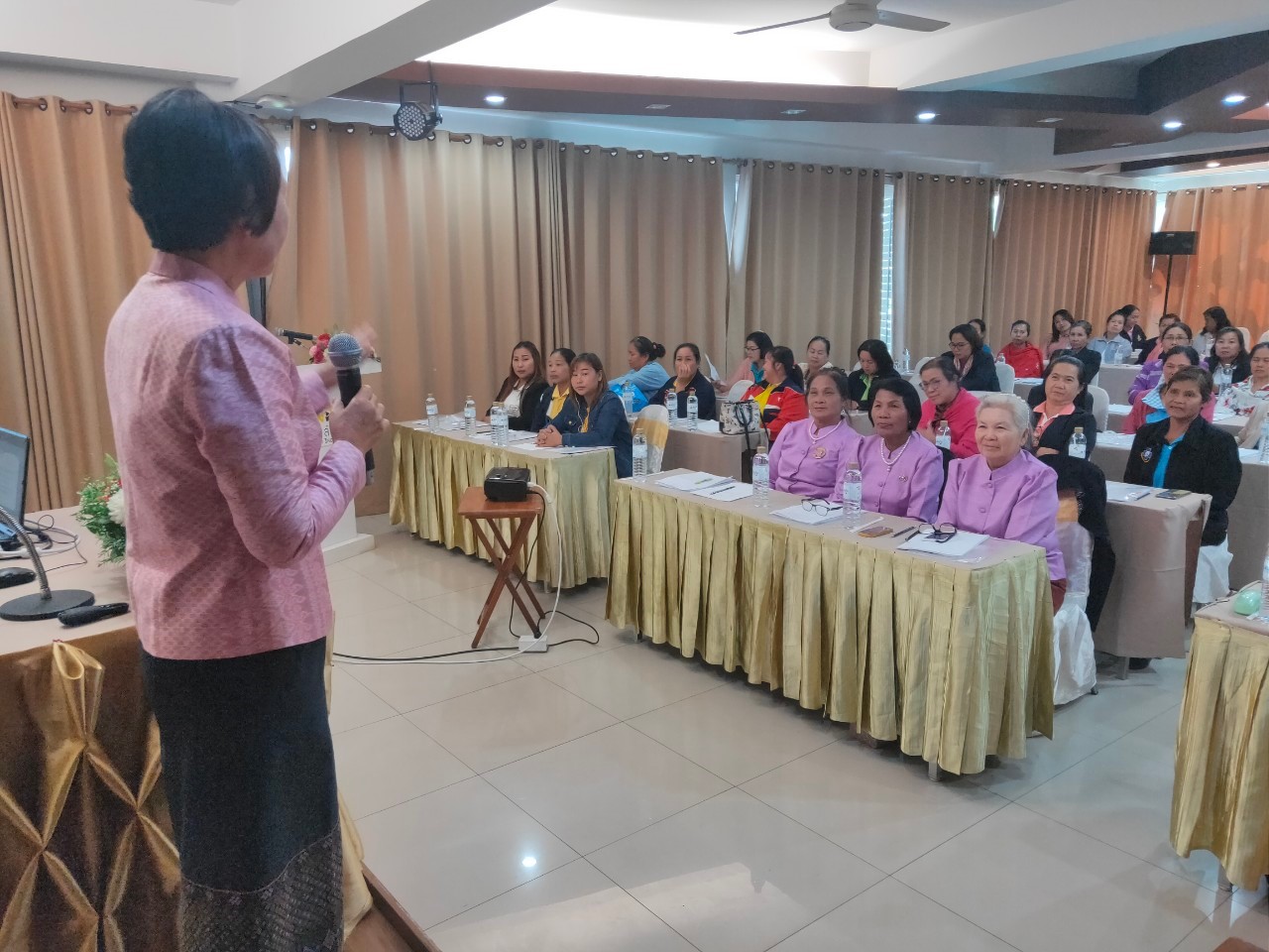 พช.หนองคาย …. ประชุมเชิงปฏิบัติการพัฒนากลุ่มอาชีพสมาชิกกองทุนพัฒนาบทบาทสตรี