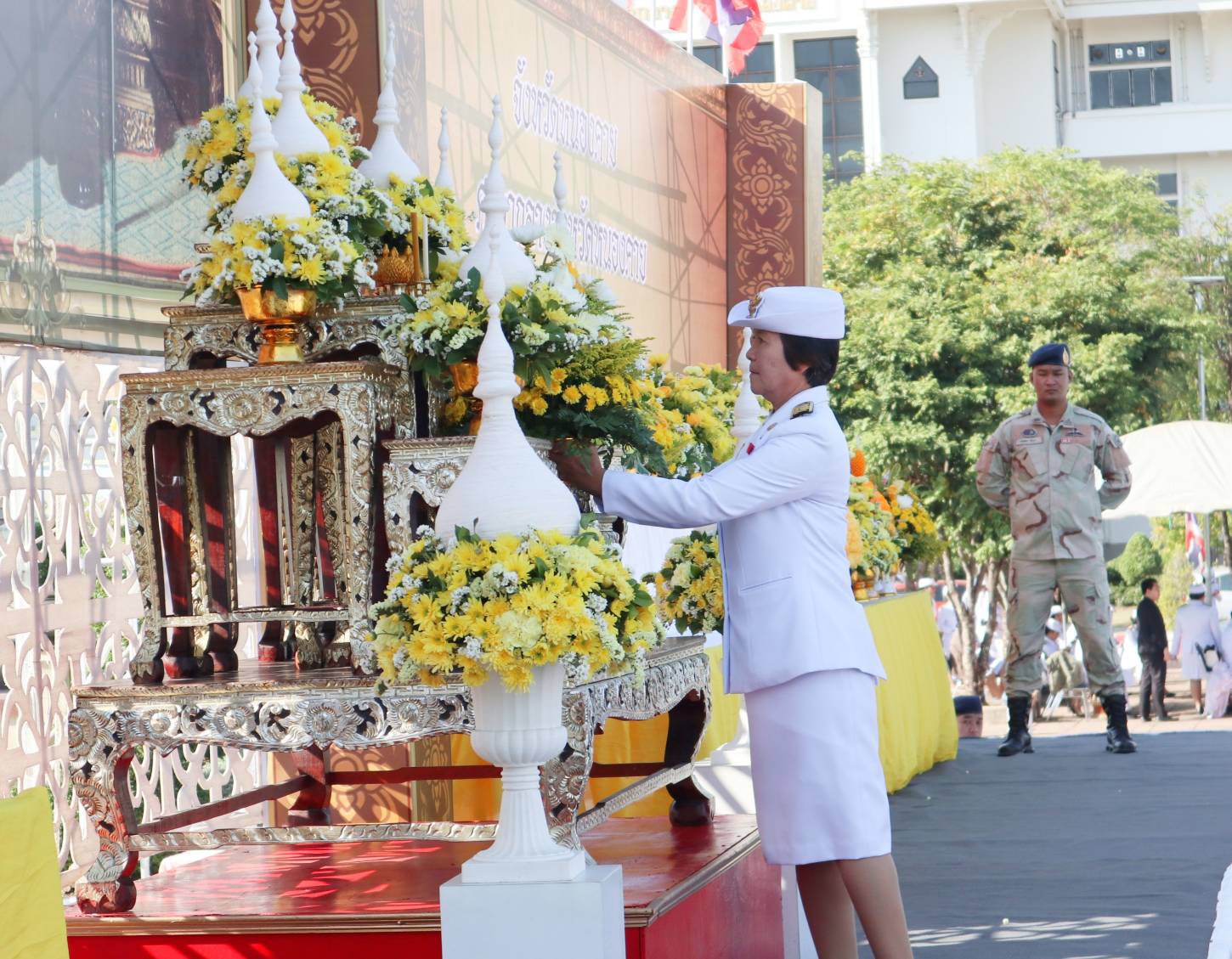 พช.หนองคาย ร่ร่วมพิธีถวายพานพุ่มราชสักการะ ถวายราชชัดสดุดีและถวายบังคม เนื่องในวันพ่อแห่งชาติ