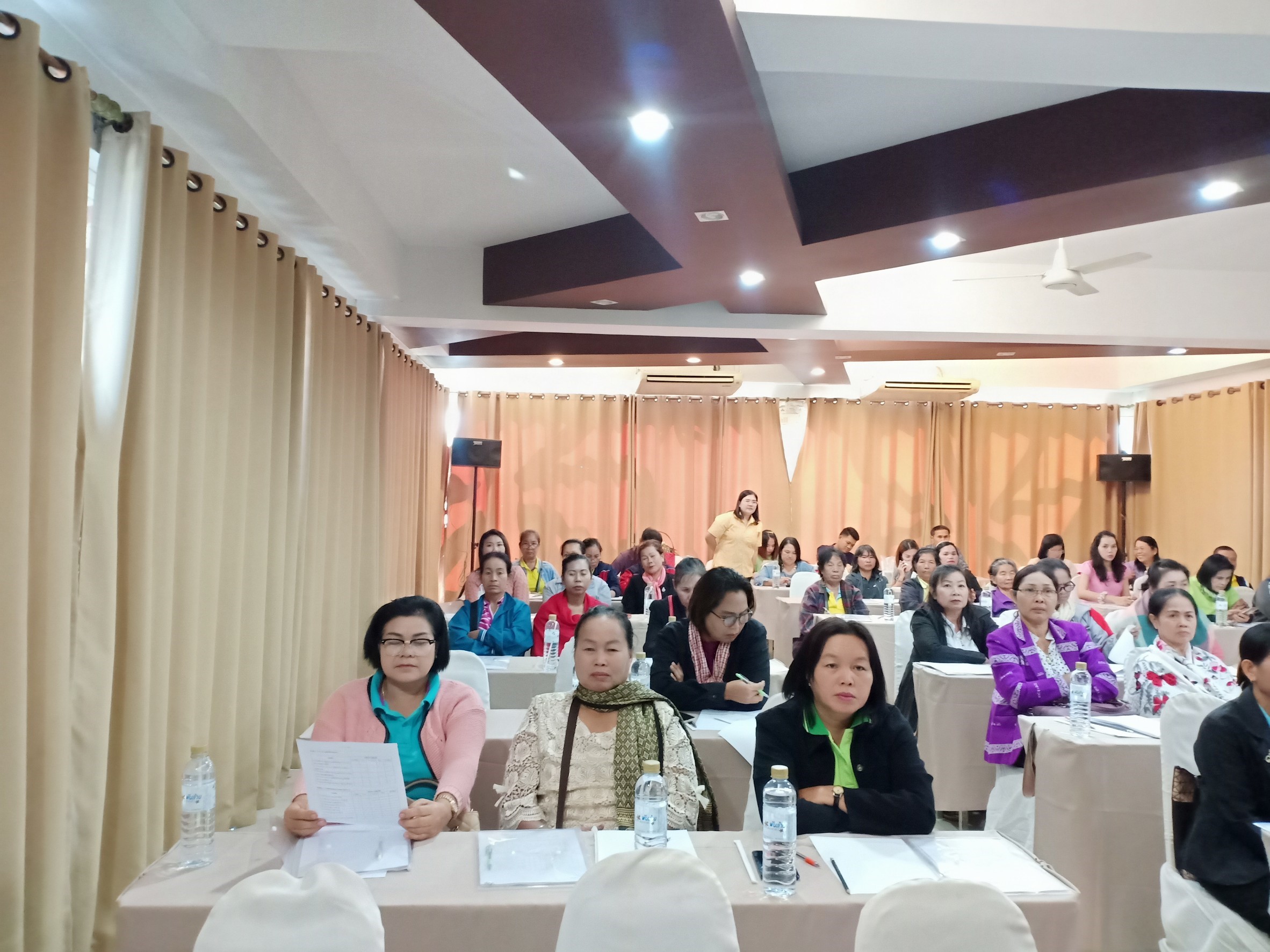 พช.หนองคาย …. ประชุมเชิงปฏิบัติการพัฒนากลุ่มอาชีพสมาชิกกองทุนพัฒนาบทบาทสตรี