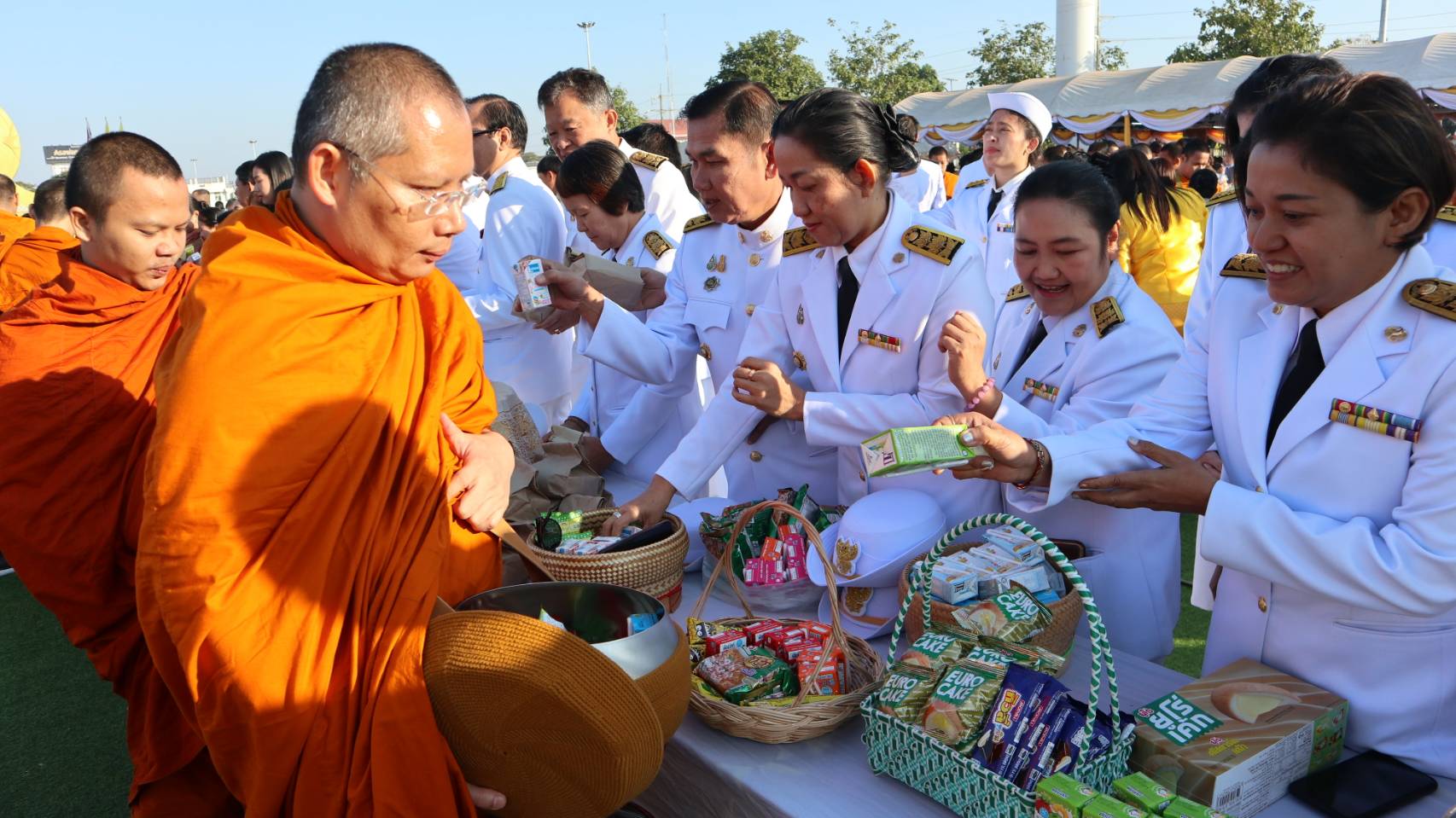 พช.หนองคาย ร่ร่วมพิธีทำบุญตักบาตรเนื่องในวันพ่อแห่งชาติ 5 ธันวาคม 2562