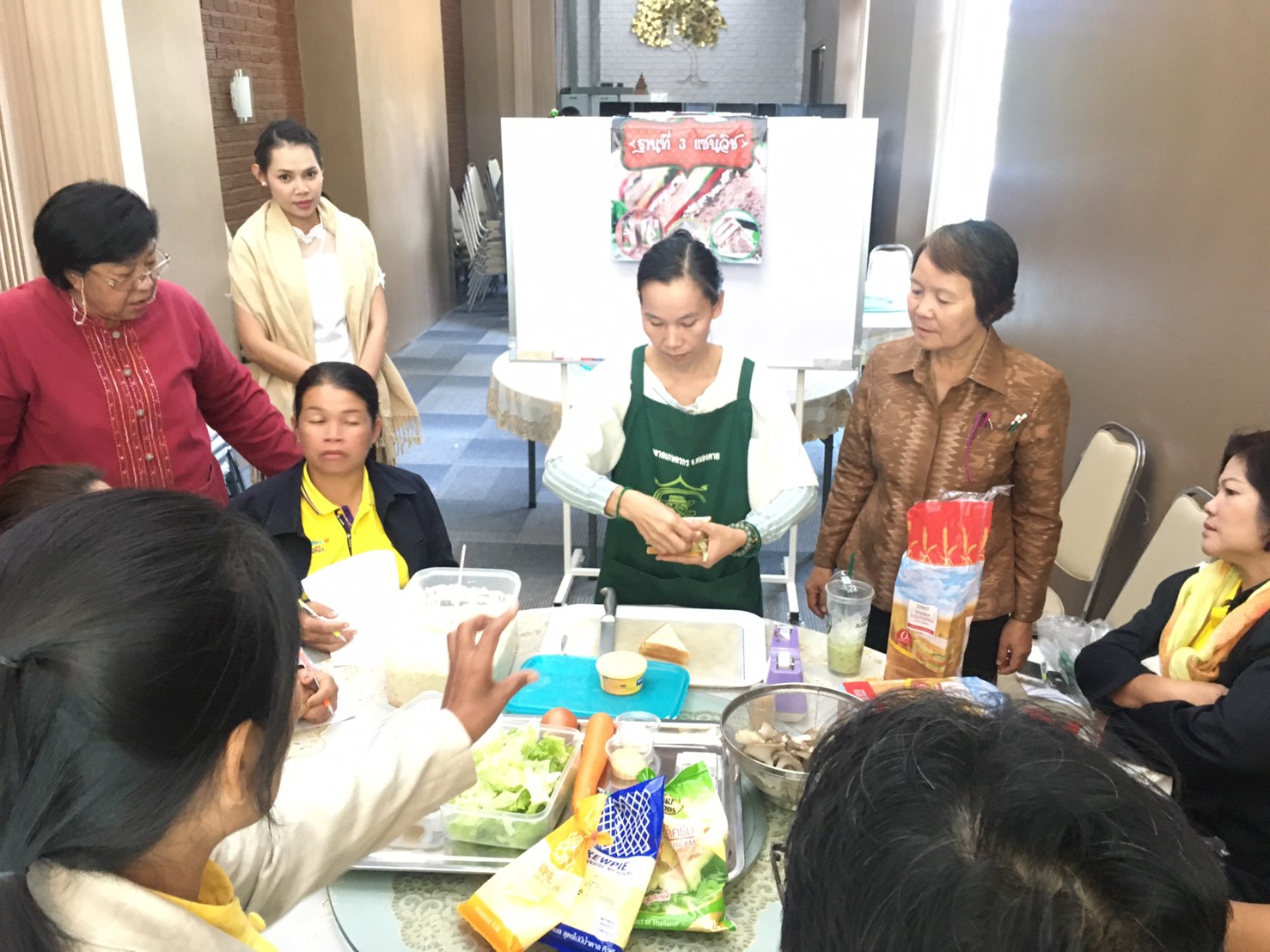 พช.หนองคาย โครงการส่งเสริมทักษะอาชีพสตรี เพื่อการบริหารจัดการหนี้ กิจกรรมที่ 1 ประชุมเสริมทักษะอาชีพสตรีเพื่อการบริหารจัดการหนี้