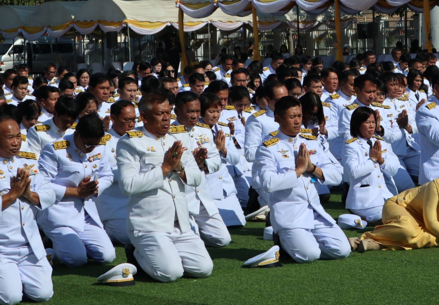 พช.หนองคาย ร่ร่วมพิธีถวายพานพุ่มราชสักการะ ถวายราชชัดสดุดีและถวายบังคม เนื่องในวันพ่อแห่งชาติ