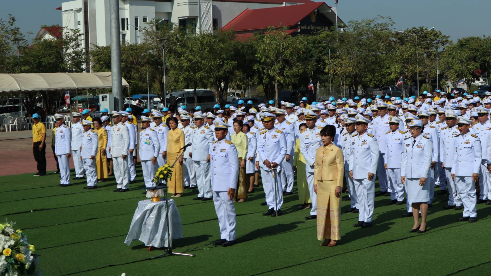 พช.หนองคาย ร่ร่วมพิธีถวายพานพุ่มราชสักการะ ถวายราชชัดสดุดีและถวายบังคม เนื่องในวันพ่อแห่งชาติ