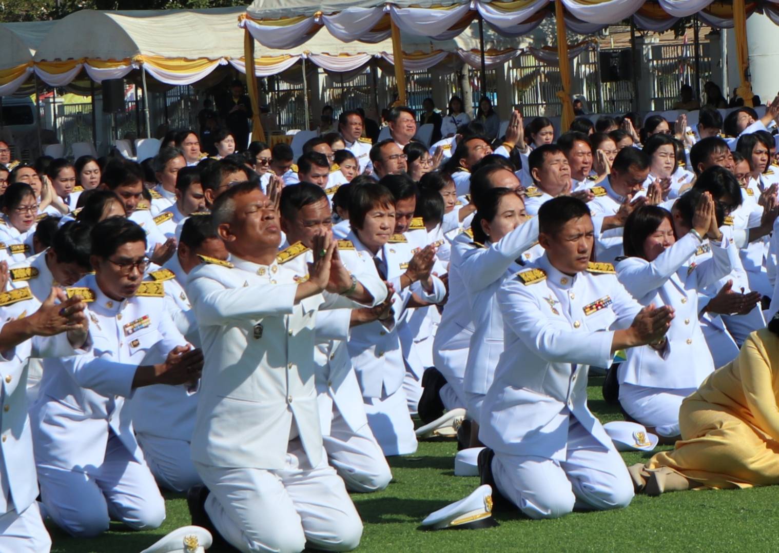 พช.หนองคาย ร่ร่วมพิธีถวายพานพุ่มราชสักการะ ถวายราชชัดสดุดีและถวายบังคม เนื่องในวันพ่อแห่งชาติ