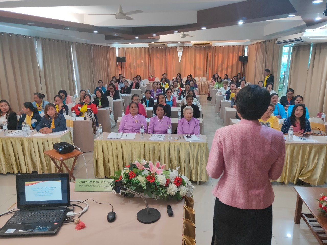 พช.หนองคาย …. ประชุมเชิงปฏิบัติการพัฒนากลุ่มอาชีพสมาชิกกองทุนพัฒนาบทบาทสตรี