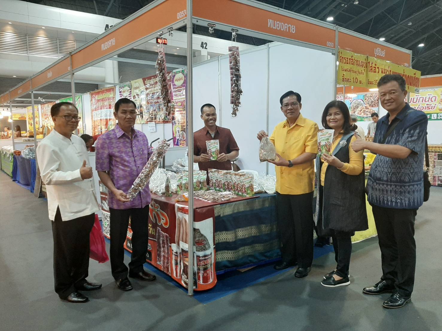 รองผู้ว่าฯ หนองคาย พร้อมผู้บริหาร พช.หนองคาย ร่วมพิธีเปิด OTOP City 2019