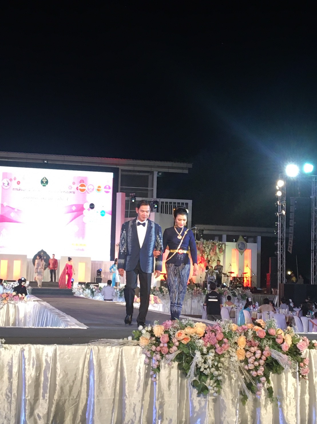 พช.หนองคาย ร่วมงานเดินแบบผ้าไทยเพื่อการกุศล “อิ่มบุญ อุ่นรัก” ปีที่ 3