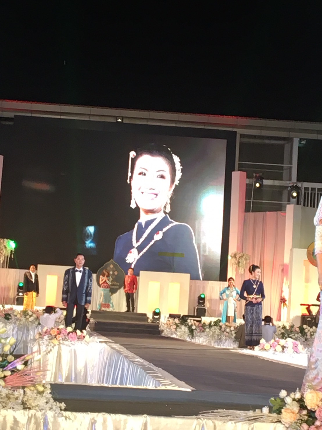 พช.หนองคาย ร่วมงานเดินแบบผ้าไทยเพื่อการกุศล “อิ่มบุญ อุ่นรัก” ปีที่ 3