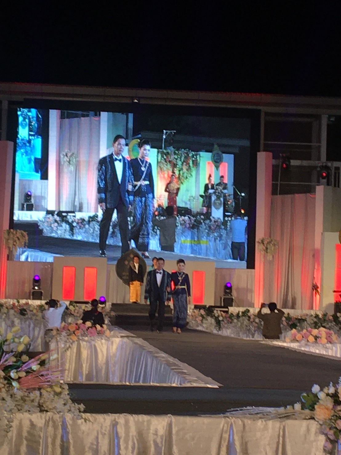 พช.หนองคาย ร่วมงานเดินแบบผ้าไทยเพื่อการกุศล “อิ่มบุญ อุ่นรัก” ปีที่ 3