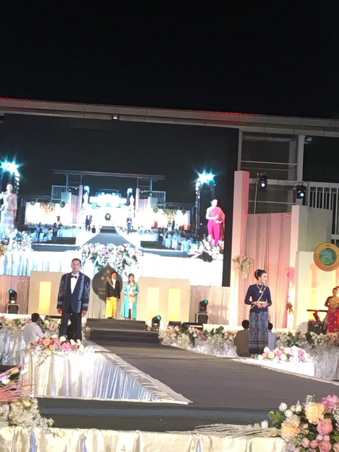 พช.หนองคาย ร่วมงานเดินแบบผ้าไทยเพื่อการกุศล “อิ่มบุญ อุ่นรัก” ปีที่ 3