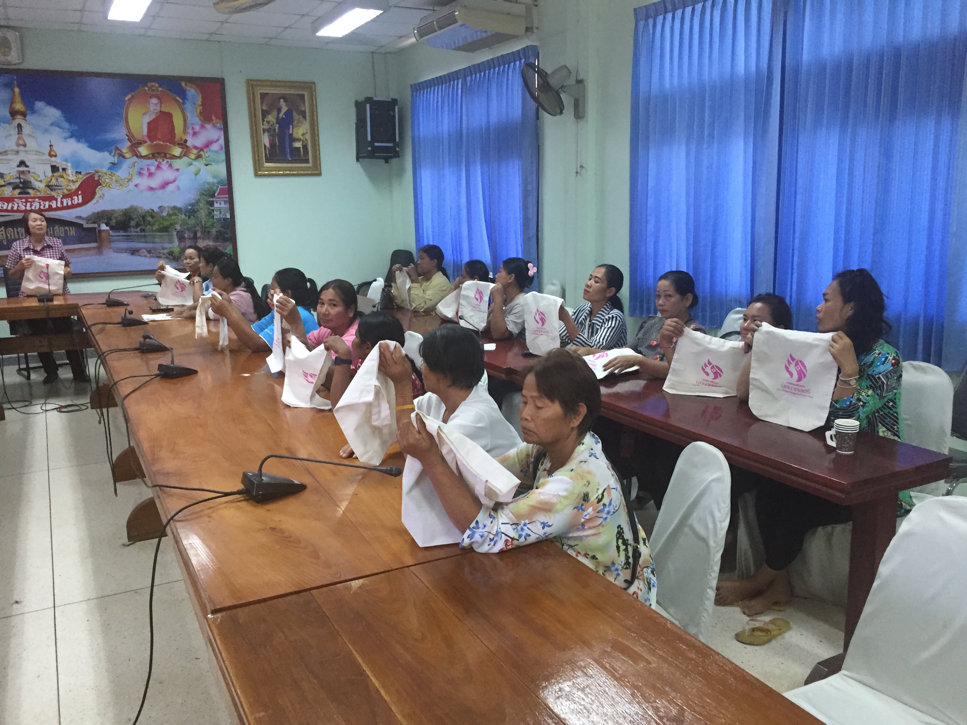 พช.หนองคาย ลงพื้นที่ให้คำแนะนำสตรีที่ได้รับเงินทุนหมุนเวียน