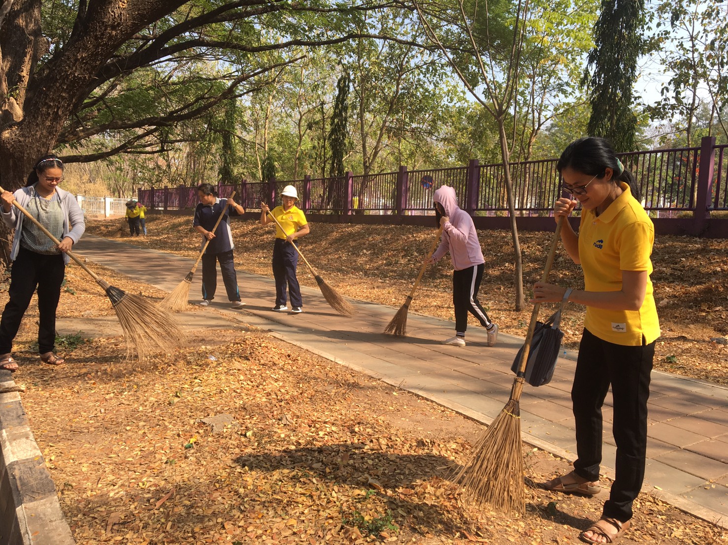 พช.หนองคาย ร่วมกิจกรรมตามแผนปฏิบัติงานโครงการบ้านสวย เมืองงาม “หนองคายเมืองท่องเที่ยวและน่าอยู่ ริมฝั่งโขง” ณ บริเวณถนนข้างศูนย์ราชการฝั่งเอเชียพีค