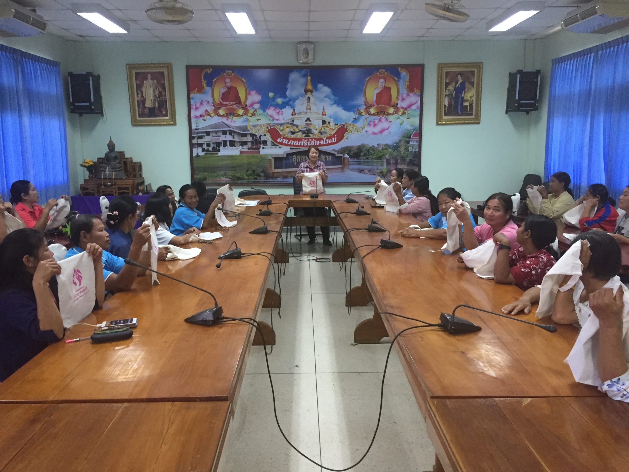 พช.หนองคาย ลงพื้นที่ให้คำแนะนำสตรีที่ได้รับเงินทุนหมุนเวียน
