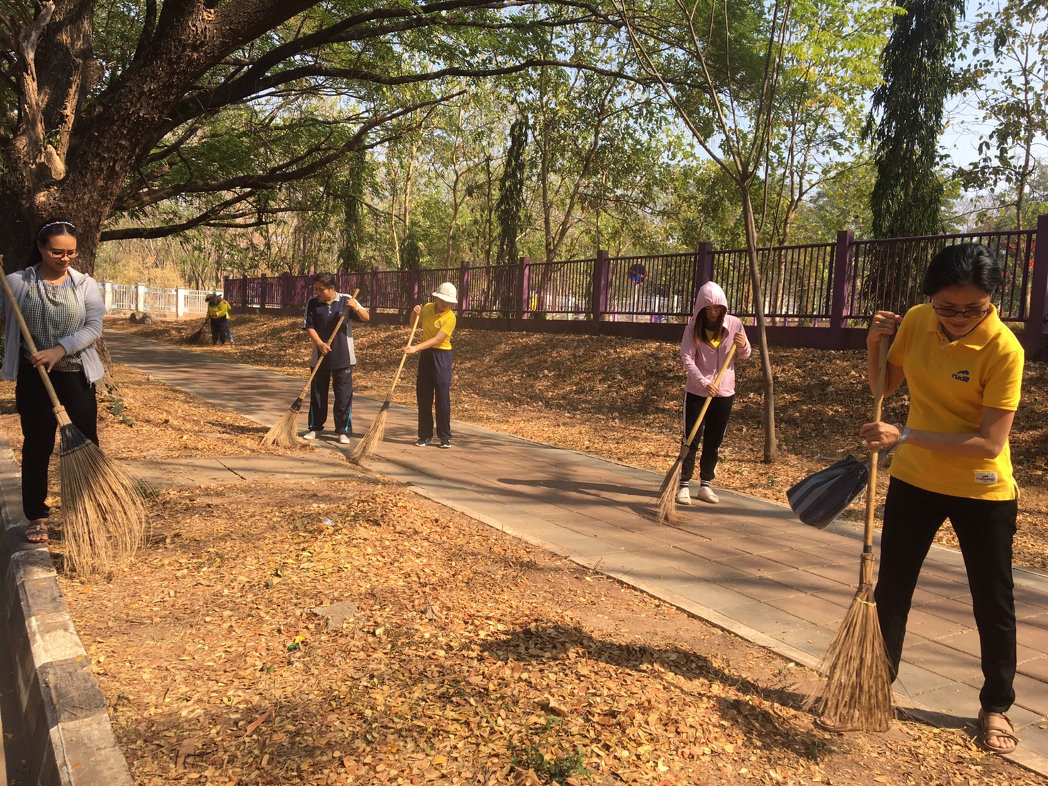 พช.หนองคาย ร่วมกิจกรรมตามแผนปฏิบัติงานโครงการบ้านสวย เมืองงาม “หนองคายเมืองท่องเที่ยวและน่าอยู่ ริมฝั่งโขง” ณ บริเวณถนนข้างศูนย์ราชการฝั่งเอเชียพีค