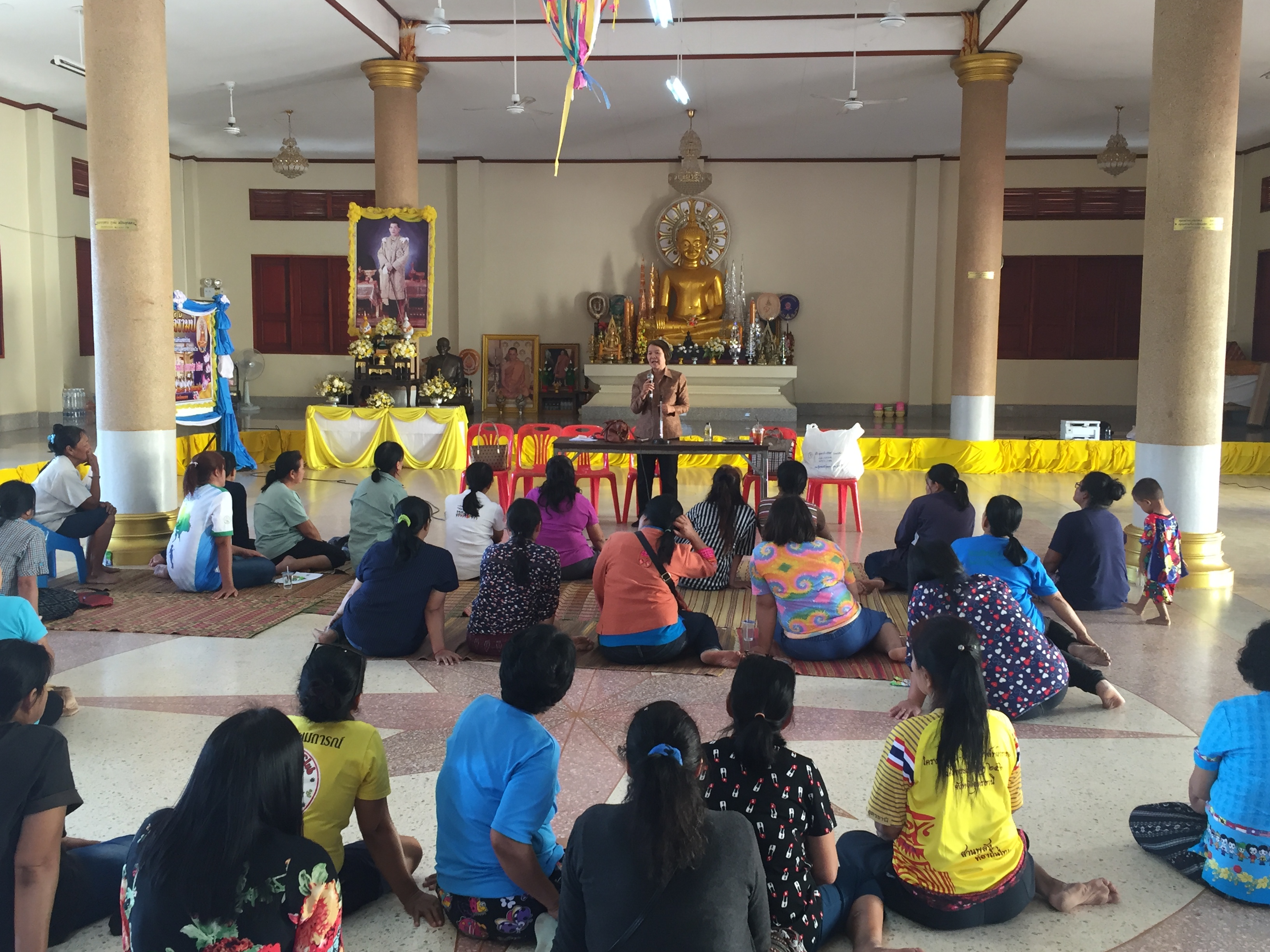 พช.หนองคาย ลงพื้นที่ให้คำแนะนำสตรีที่ได้รับเงินทุนหมุนเวียน