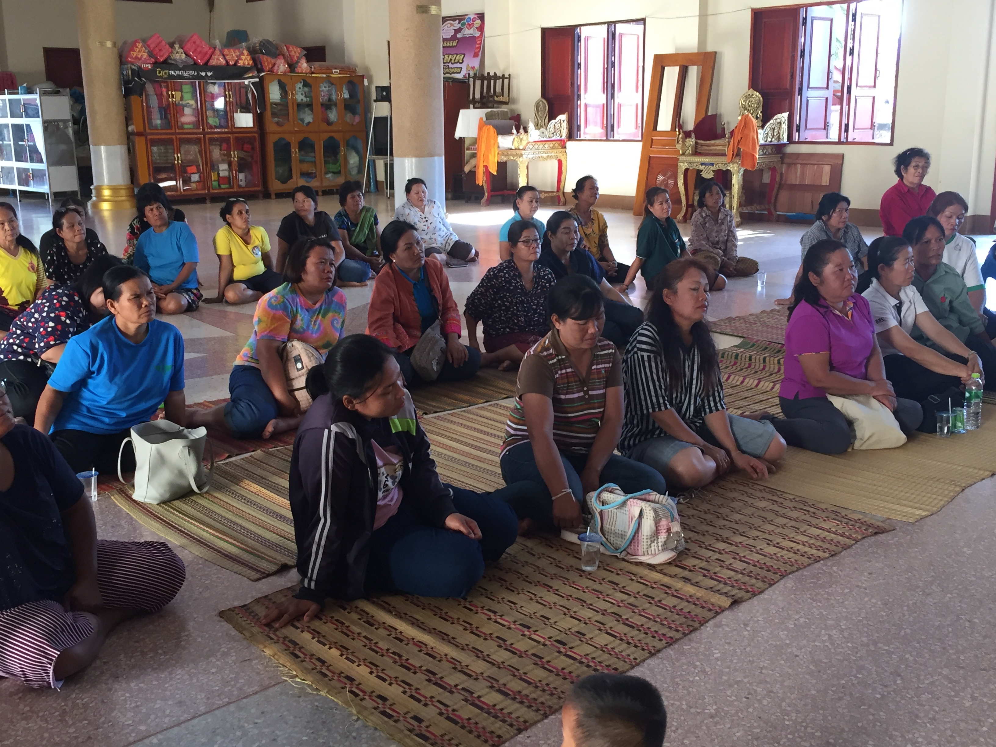 พช.หนองคาย ลงพื้นที่ให้คำแนะนำสตรีที่ได้รับเงินทุนหมุนเวียน