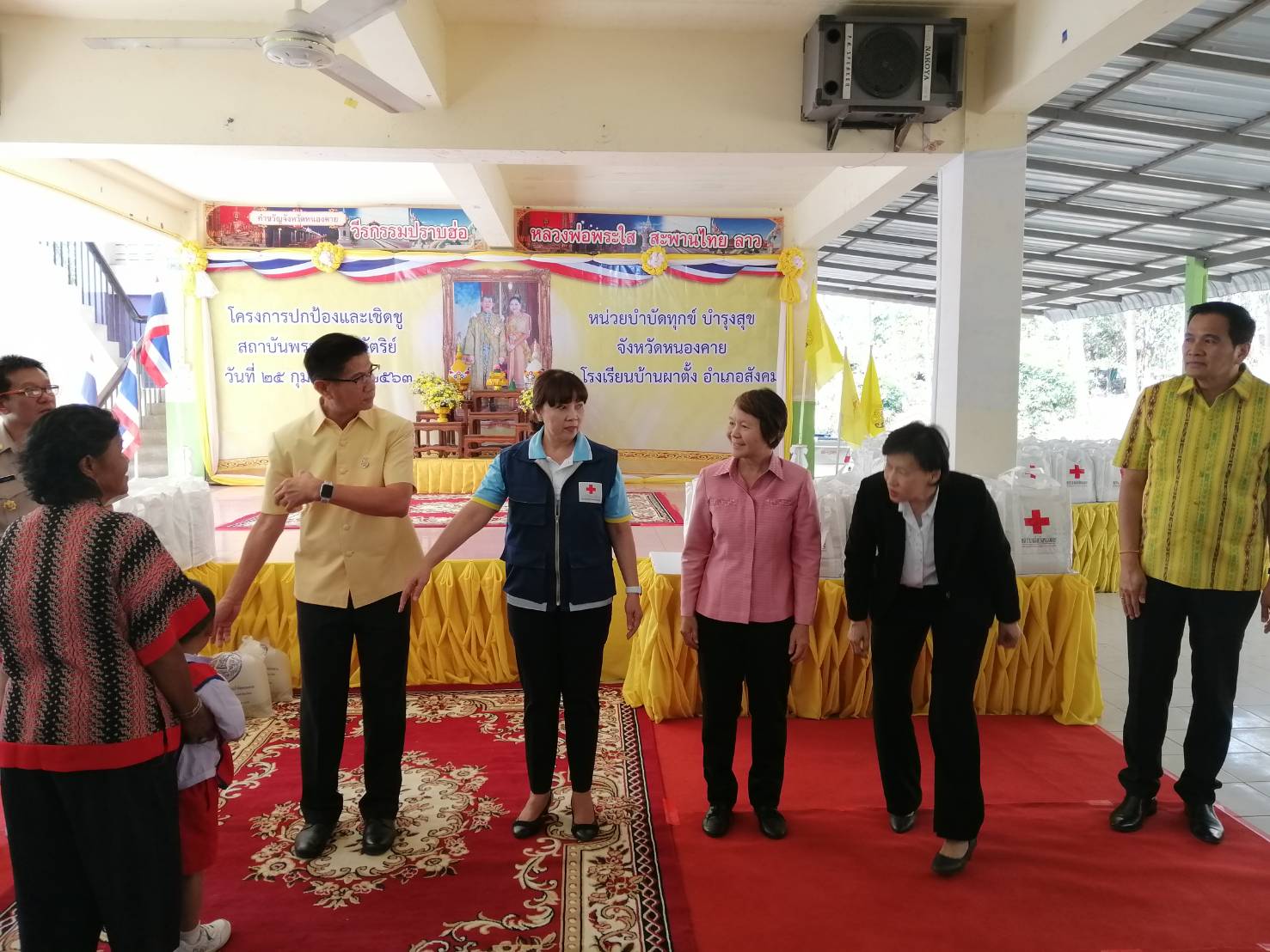 รกท.พจ.หนองคาย ร่วมโครงการปกป้องและเชิดชูสถาบันพระมหากษัตริย์ และหน่วยบำบัดทุกข์ บำรุงสุข จังหวัดหนองคาย ประจำเดือน กุมภาพันธ์ 2563 ณ โรงเรียนผาตั้ง ตำบลผาตั้ง อำเภอสังคม