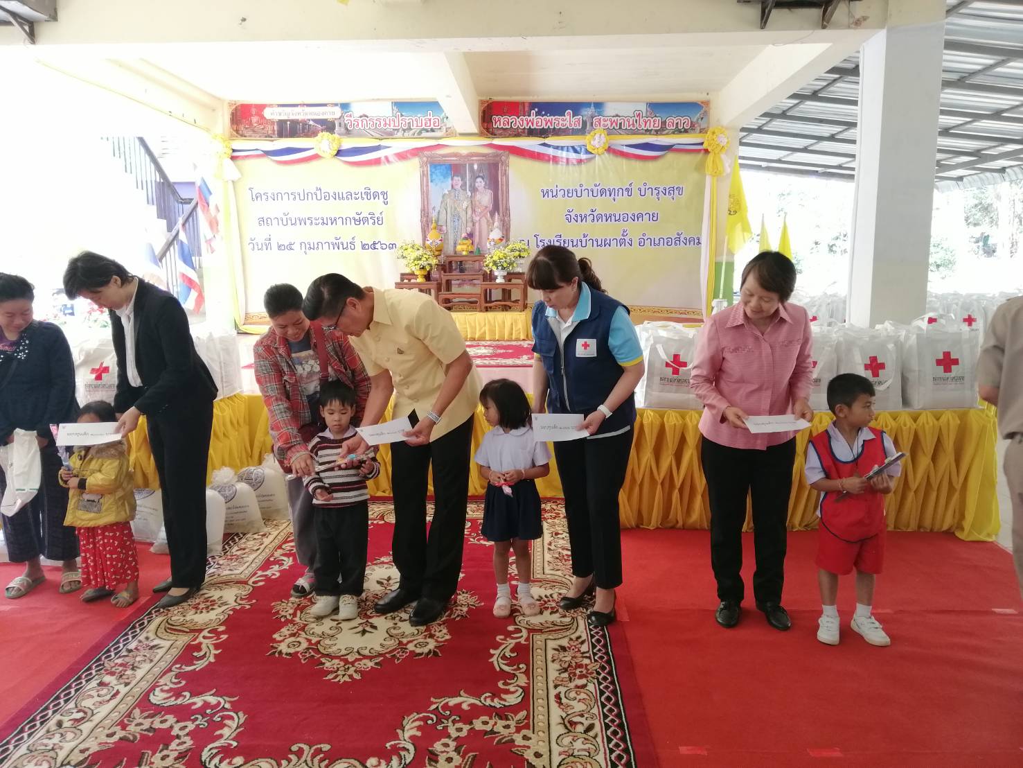 รกท.พจ.หนองคาย ร่วมโครงการปกป้องและเชิดชูสถาบันพระมหากษัตริย์ และหน่วยบำบัดทุกข์ บำรุงสุข จังหวัดหนองคาย ประจำเดือน กุมภาพันธ์ 2563 ณ โรงเรียนผาตั้ง ตำบลผาตั้ง อำเภอสังคม