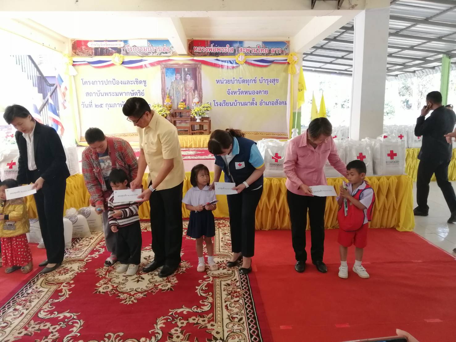 รกท.พจ.หนองคาย ร่วมโครงการปกป้องและเชิดชูสถาบันพระมหากษัตริย์ และหน่วยบำบัดทุกข์ บำรุงสุข จังหวัดหนองคาย ประจำเดือน กุมภาพันธ์ 2563 ณ โรงเรียนผาตั้ง ตำบลผาตั้ง อำเภอสังคม