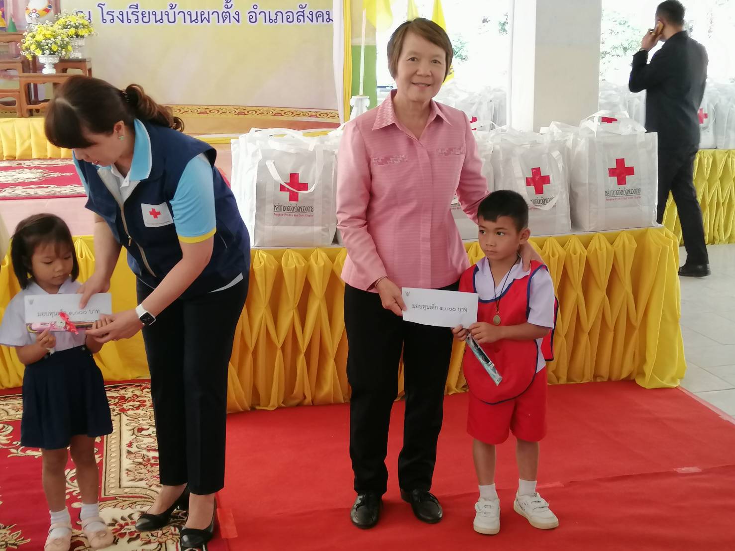 รกท.พจ.หนองคาย ร่วมโครงการปกป้องและเชิดชูสถาบันพระมหากษัตริย์ และหน่วยบำบัดทุกข์ บำรุงสุข จังหวัดหนองคาย ประจำเดือน กุมภาพันธ์ 2563 ณ โรงเรียนผาตั้ง ตำบลผาตั้ง อำเภอสังคม