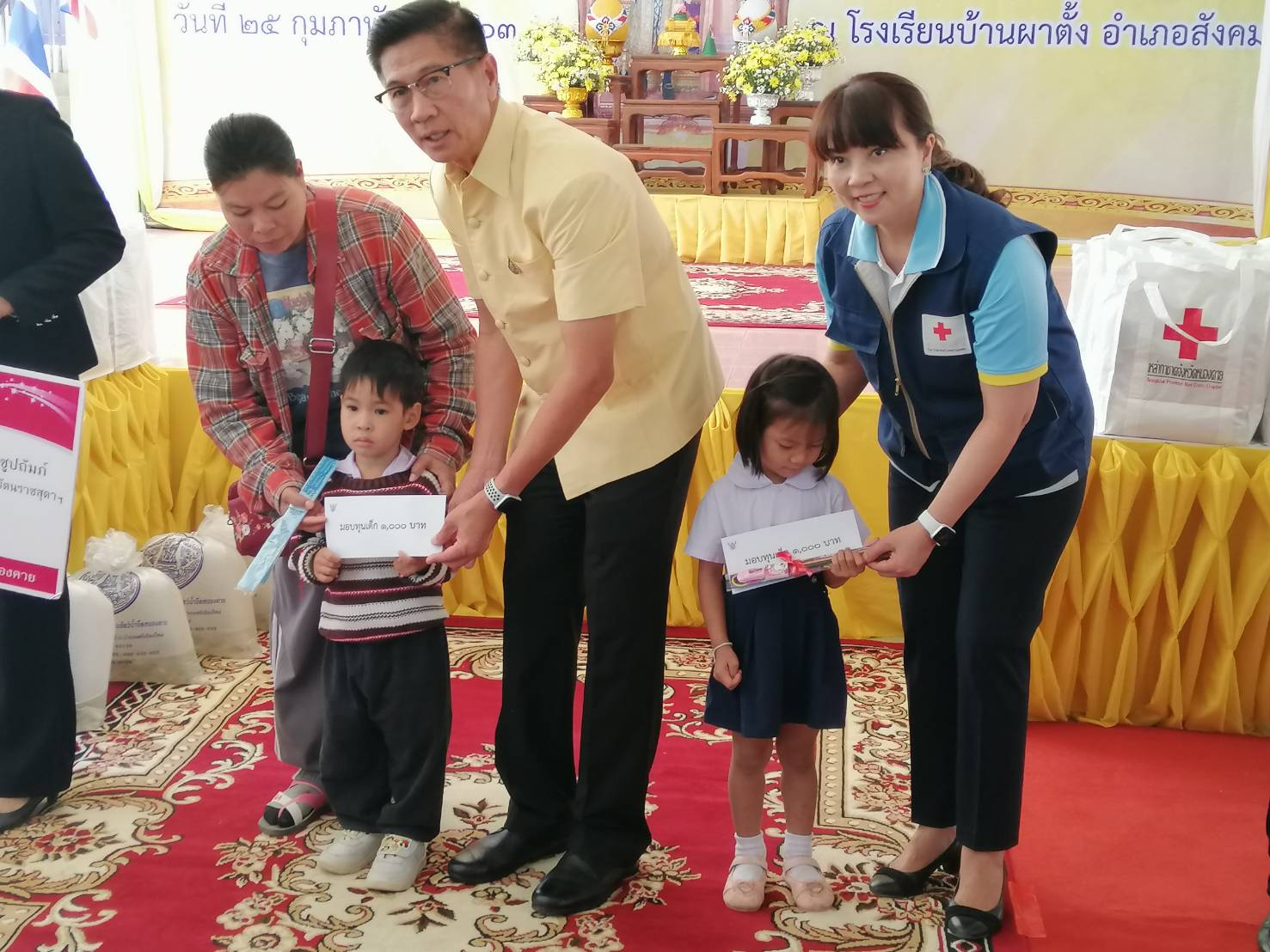 รกท.พจ.หนองคาย ร่วมโครงการปกป้องและเชิดชูสถาบันพระมหากษัตริย์ และหน่วยบำบัดทุกข์ บำรุงสุข จังหวัดหนองคาย ประจำเดือน กุมภาพันธ์ 2563 ณ โรงเรียนผาตั้ง ตำบลผาตั้ง อำเภอสังคม