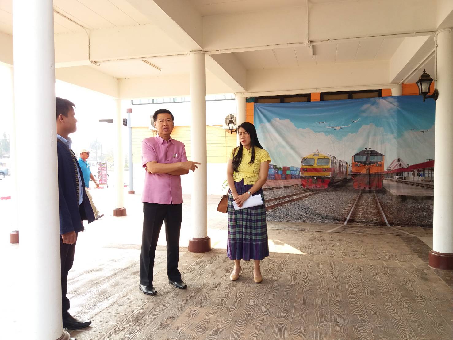 พจ.หนองคาย ตรวจเยี่ยมศูนย์แสดงและจำหน่ายผลิตภัณฑ์ OTOP จังหวัดหนองคาย