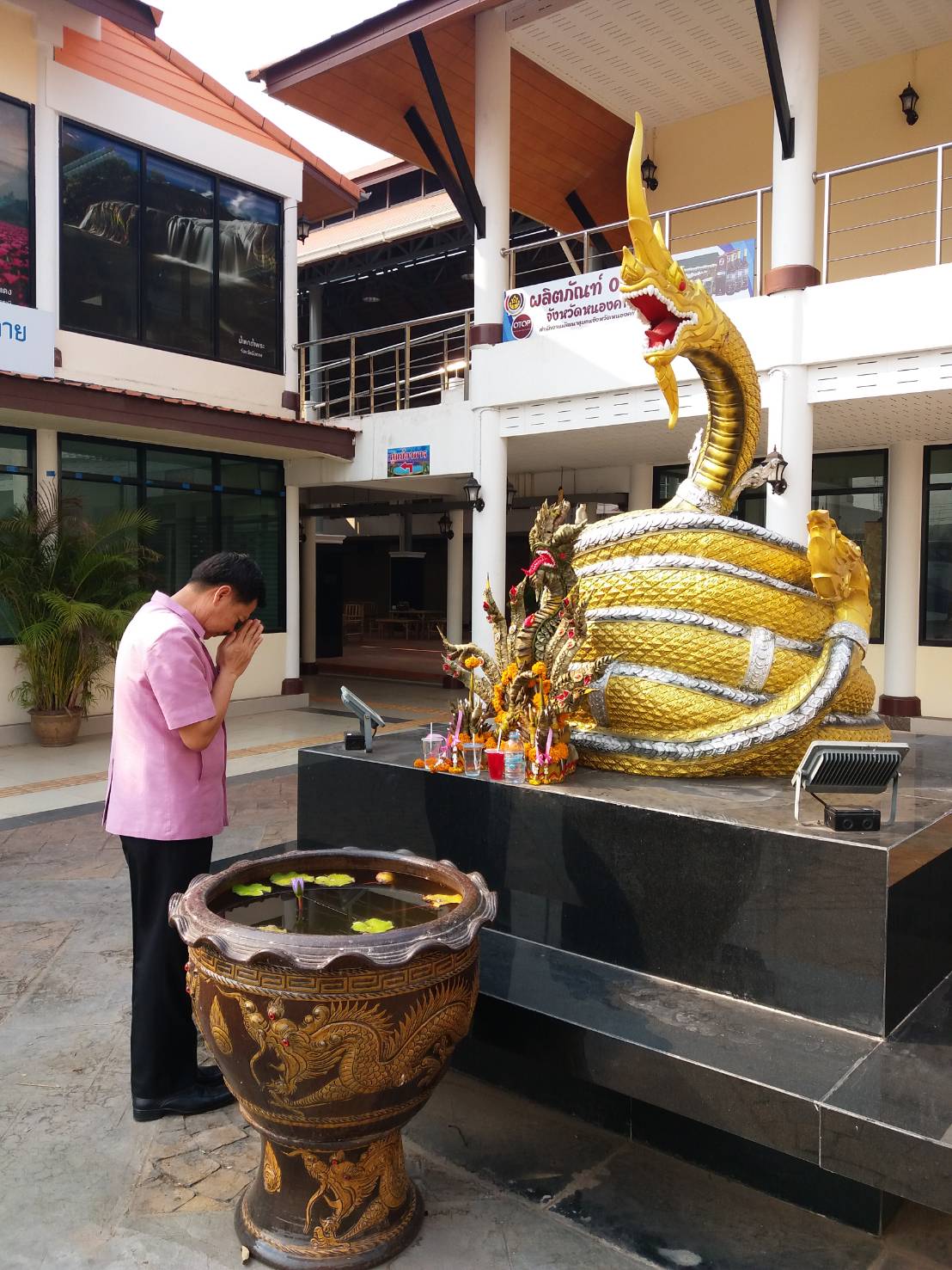 พจ.หนองคาย ตรวจเยี่ยมศูนย์แสดงและจำหน่ายผลิตภัณฑ์ OTOP จังหวัดหนองคาย