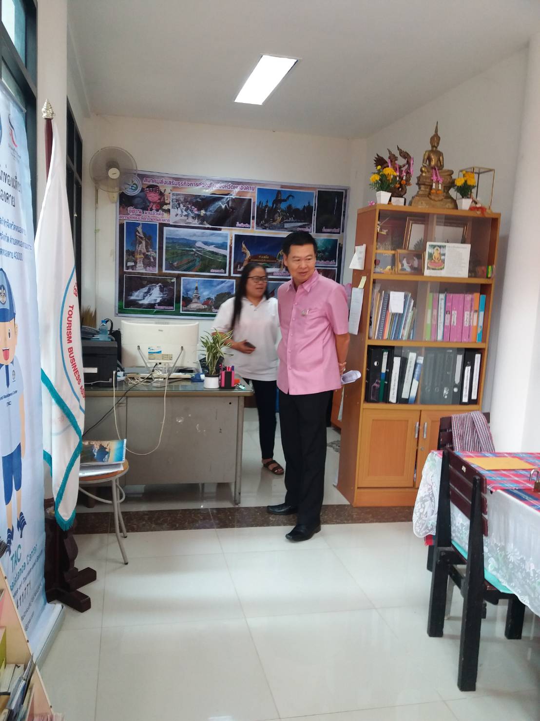 พจ.หนองคาย ตรวจเยี่ยมศูนย์แสดงและจำหน่ายผลิตภัณฑ์ OTOP จังหวัดหนองคาย